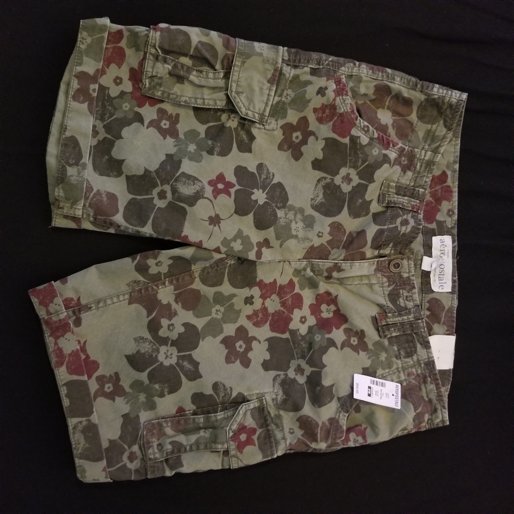 Aeropostale mid length cargo shorts